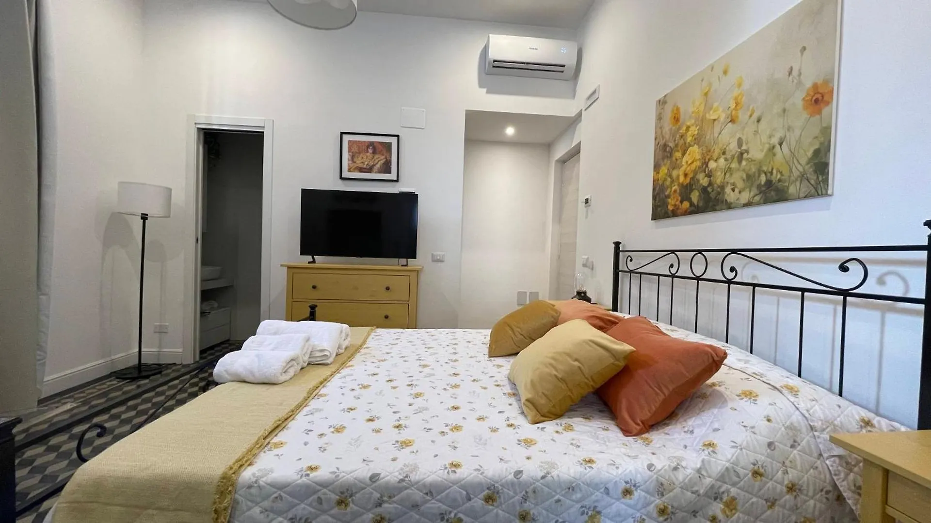 Hostel Villa Nanni - Camera Guinigi Lucca Italy
